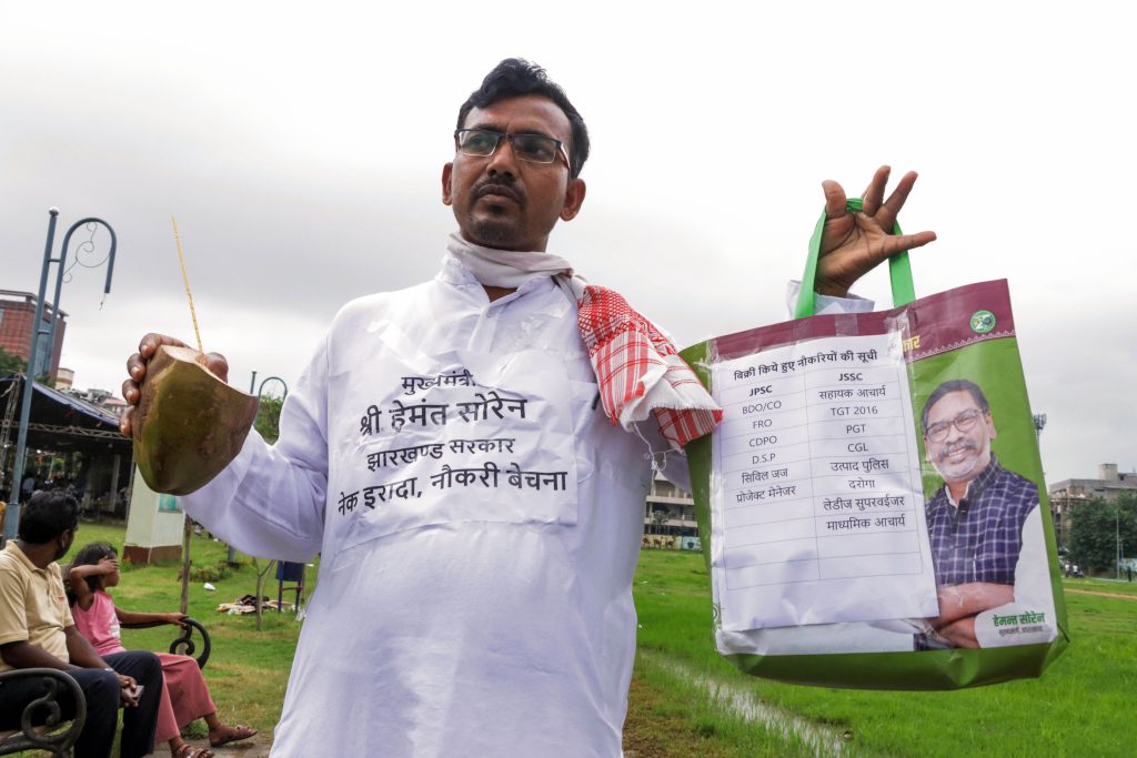 Protester Dressed as Hemant Soren Joins Demonstration Over Alleged JPSC Paper Leak