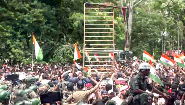 Protesters and Police scuffle during the 'Vidhan Sabha Gherao' protest march in Ranchi