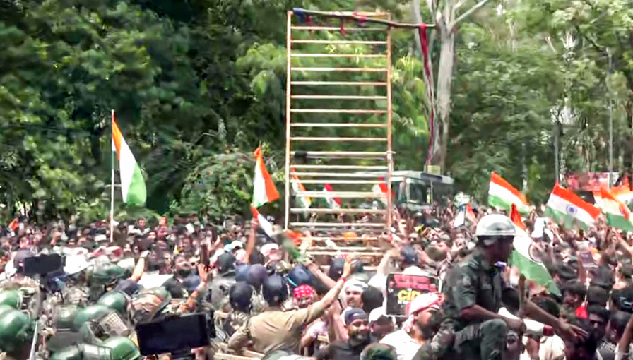Protesters and Police scuffle during the 'Vidhan Sabha Gherao' protest march in Ranchi