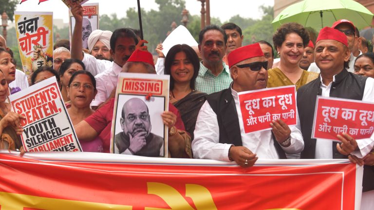 Congress MP Priyanka Gandhi, along with SP National President Akhilesh Yadav, SP MPs Jaya Bachchan, Dimple Yadav and other Opposition MPs in protest at Makar Dwar